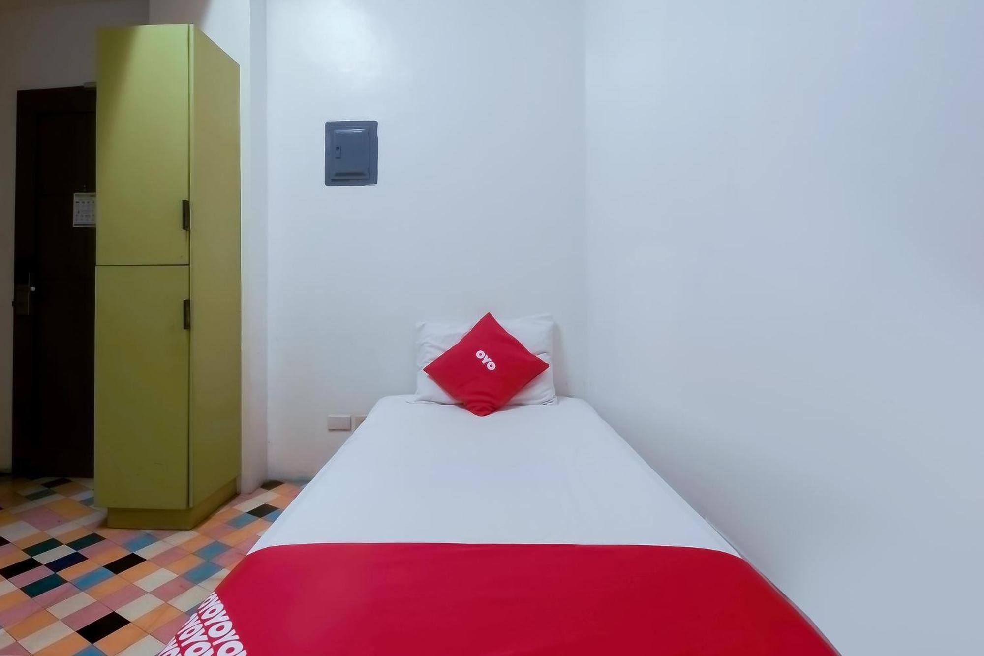 Spot On Junction Hostel Makati City Exterior photo